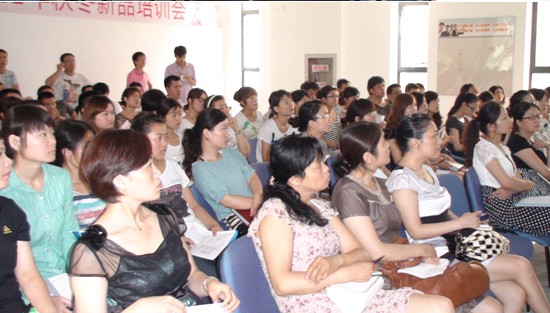 寶縵營(yíng)銷中心全員學(xué)習(xí)秋冬新品