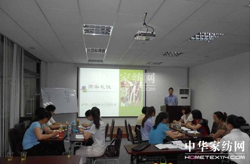 貝多絲開展導(dǎo)購員知識專業(yè)培訓(xùn)