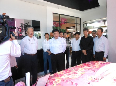 民營經(jīng)濟(jì)研究會會長保育鈞視察凱盛家紡