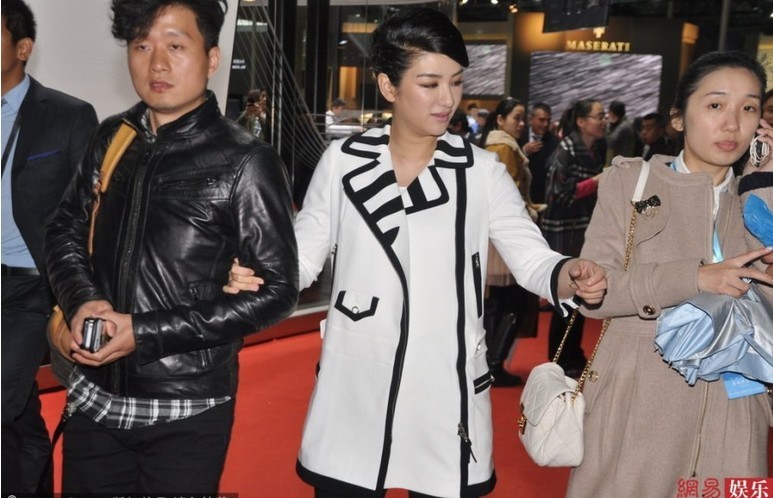 黃奕獲助理扶持撐傘細(xì)心照顧