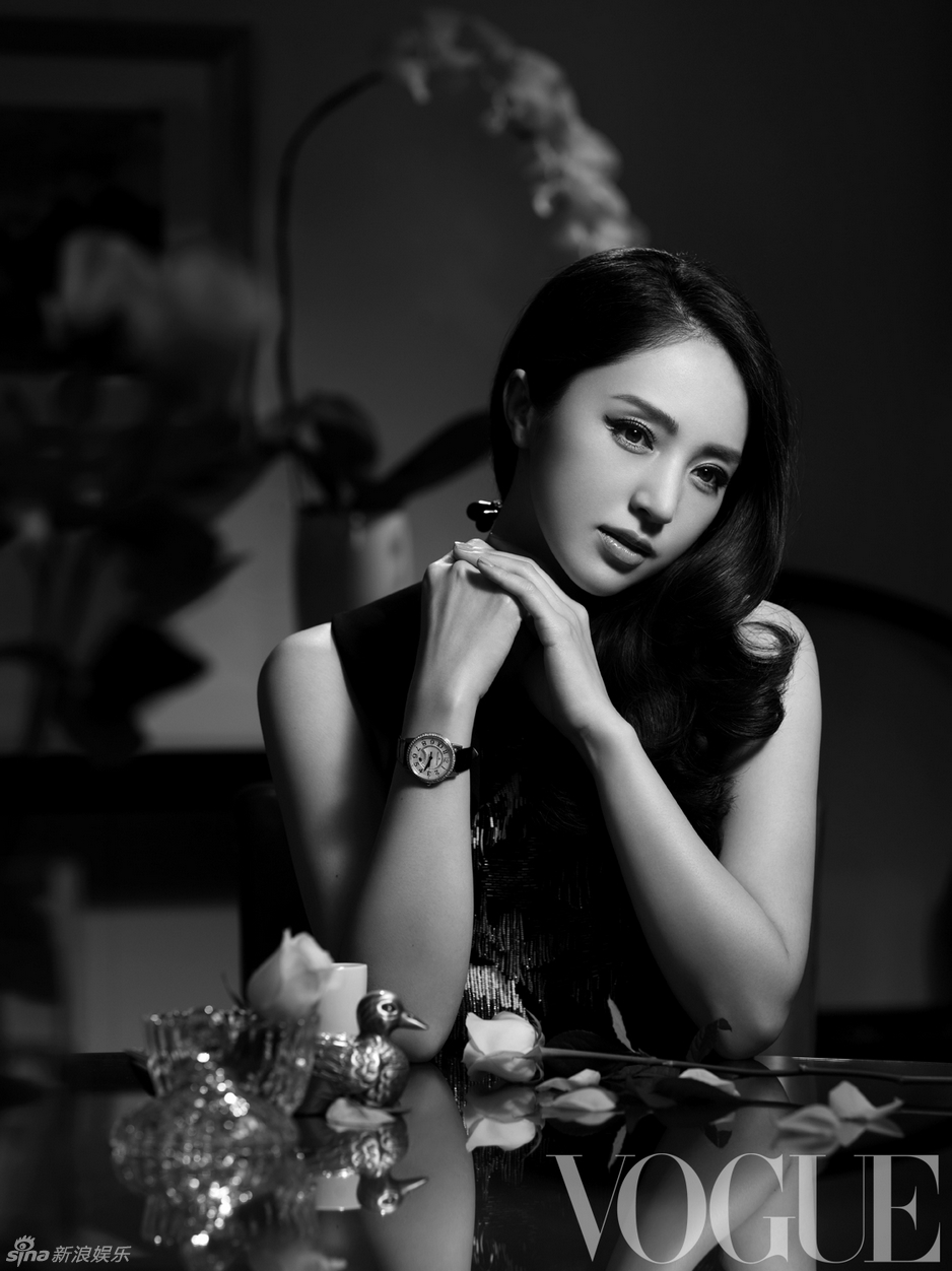 董璇VOGUE黑白大片 彰顯極致女性魅力