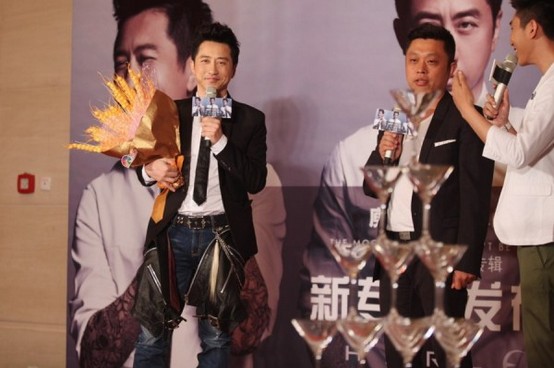 庾澄慶發(fā)新碟 被問伊能靜當場黑臉