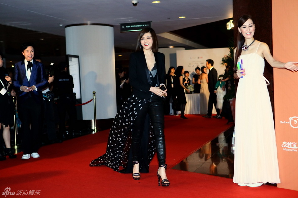 關(guān)之琳低胸事業(yè)線搶鏡 120萬(wàn)拍得雕塑