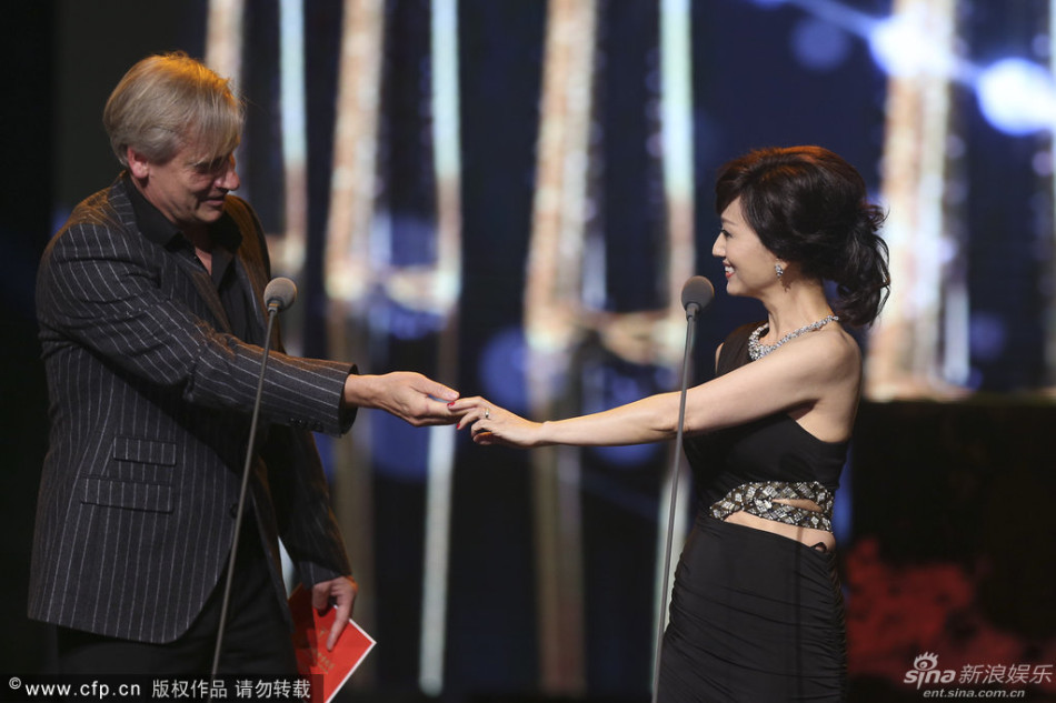 趙雅芝與克里斯-克勞斯頒獎(jiǎng)