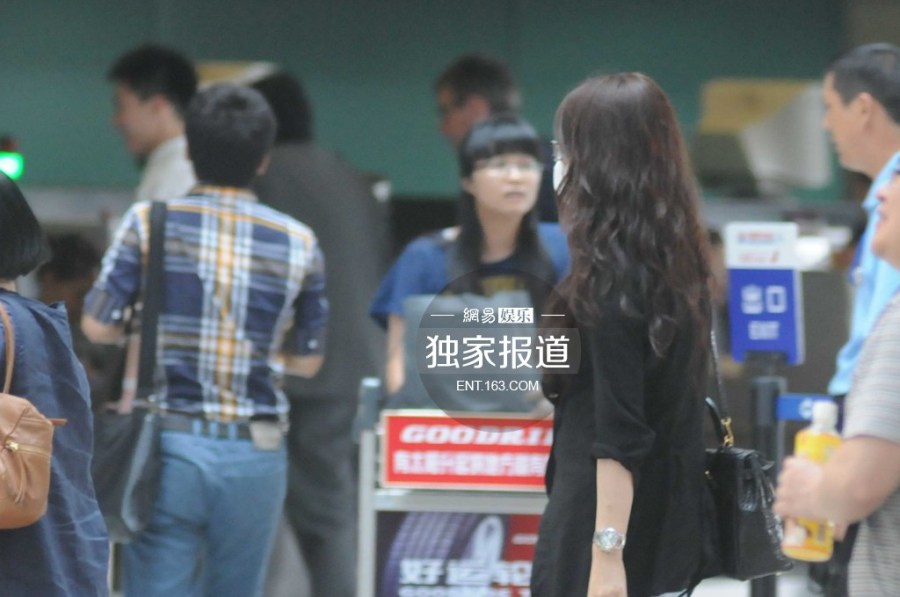 趙薇攜女現(xiàn)身機(jī)場(chǎng)為防偷拍分開而行