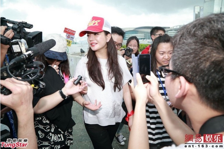 趙薇出席香港回歸慶祝活動 被曝已入港籍