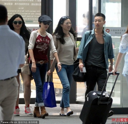 董潔現(xiàn)身機場與同伴熱聊