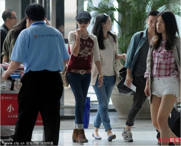 董潔現(xiàn)身機(jī)場與同伴熱聊