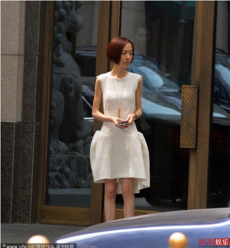 陳魯豫著短裙獨自現(xiàn)身酒店