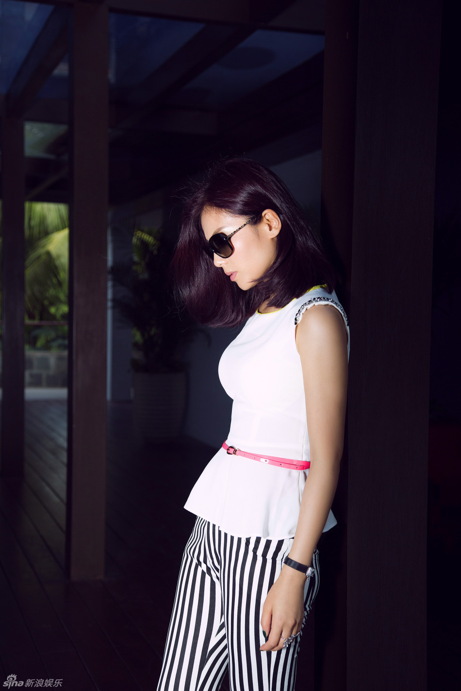 劉濤街拍御姐造型享受悠閑時(shí)光