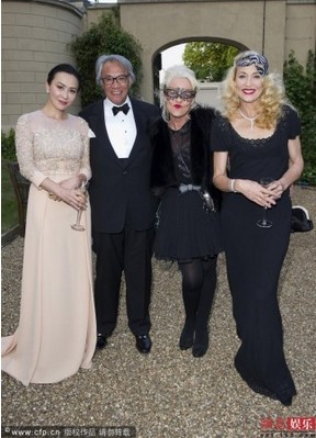 劉嘉玲與查爾斯王子握手贊對方紳士