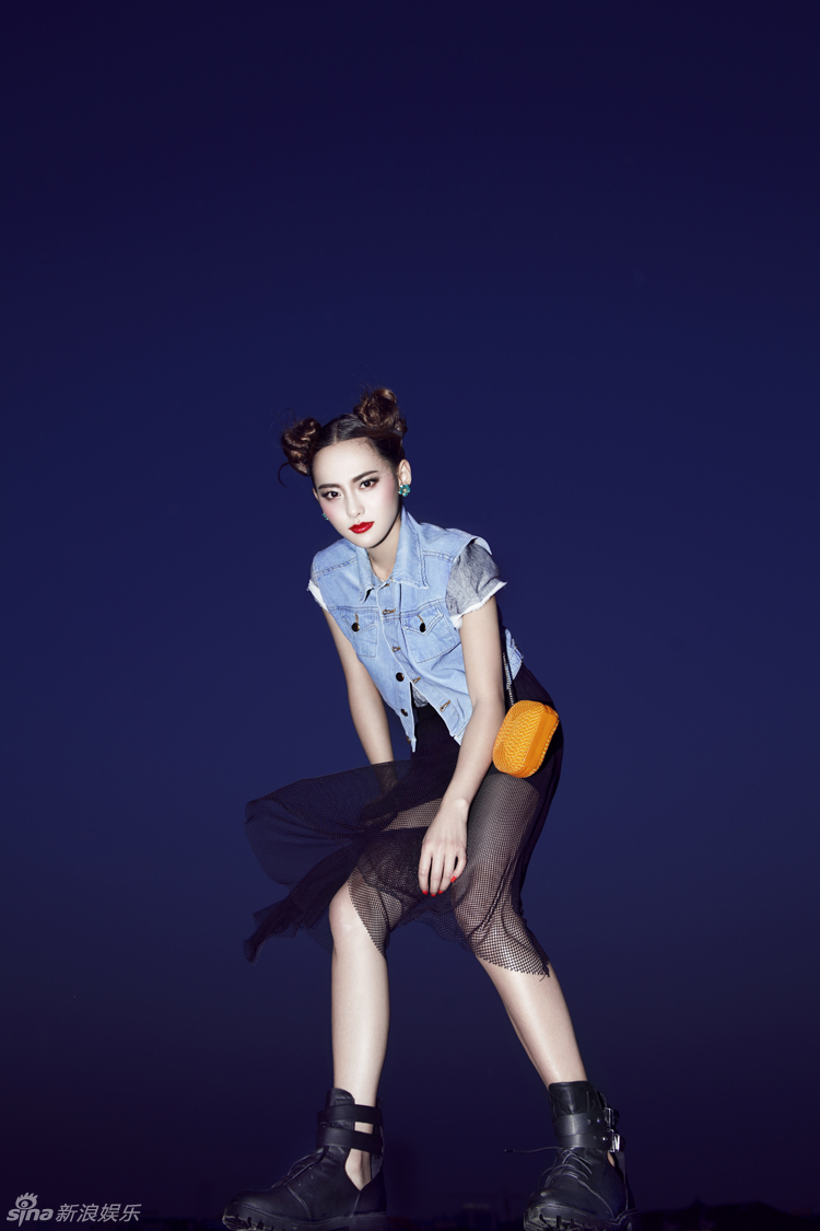 張嘉倪拍寫真百變造型張揚夏日熱情