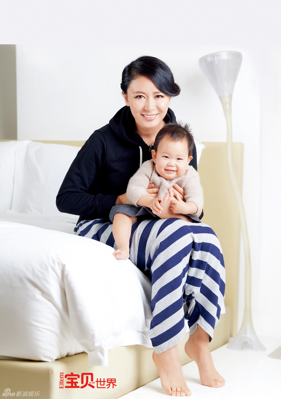 張恒攜女登雜志享受親子陽光