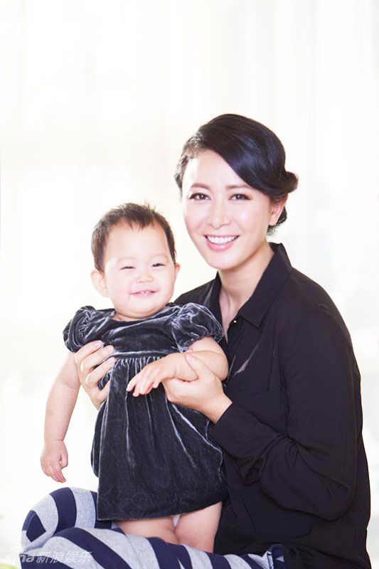 張恒攜女登雜志享受親子陽光