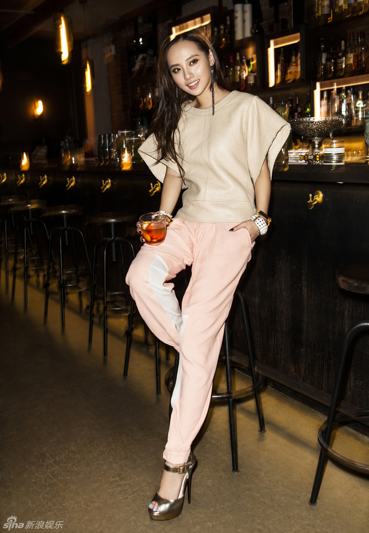 張嘉倪雜志寫真百變風(fēng)大秀美腿