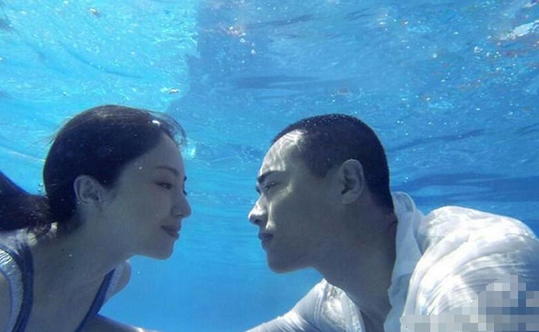 董璇高云翔慶結(jié)婚兩周年 海底擁吻