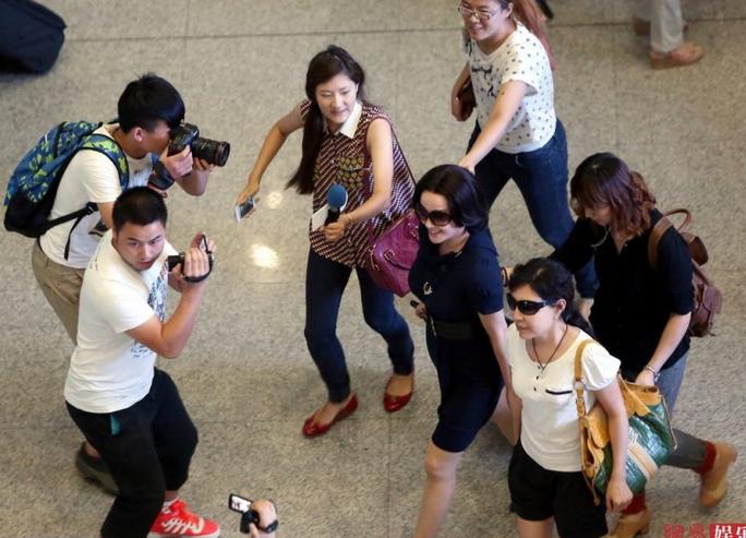 劉曉慶婚后低調(diào)返京被媒體瘋狂堵截