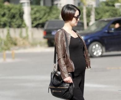 馬伊琍挺大肚獨(dú)自上街