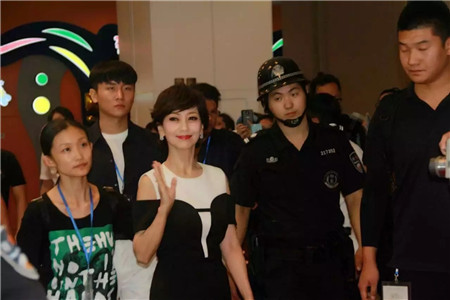 趙雅芝驚艷亮相博洋家紡寧波杉井奧特萊斯專賣店三周年現(xiàn)場