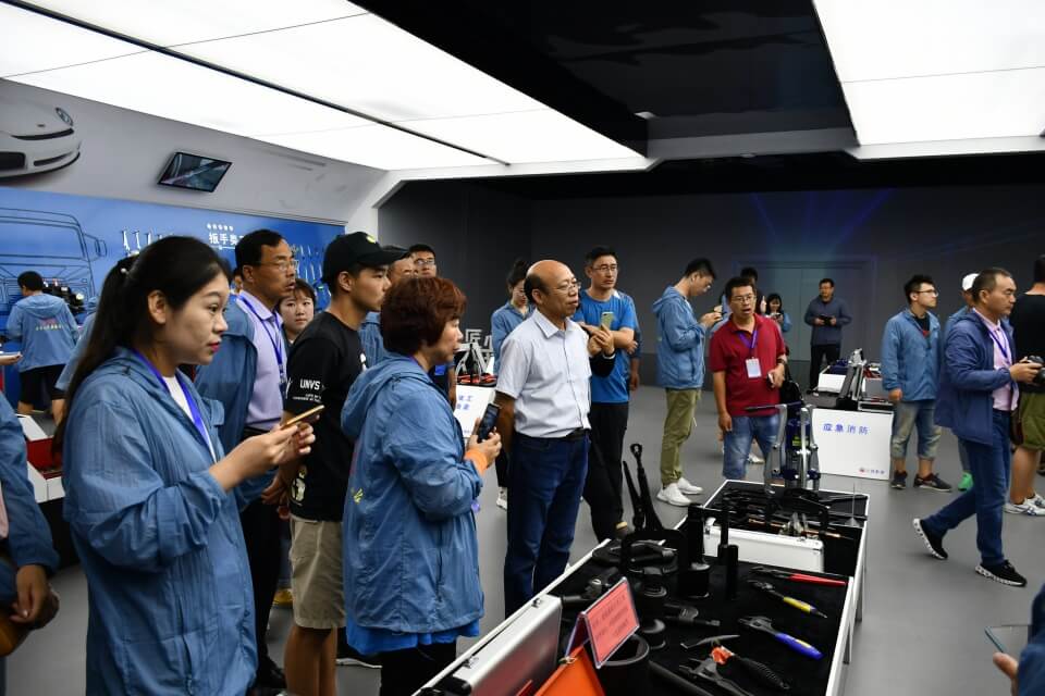 "全國百名主播、記者融媒體聯(lián)合采訪團(tuán)”走進(jìn)威力工具(圖2)