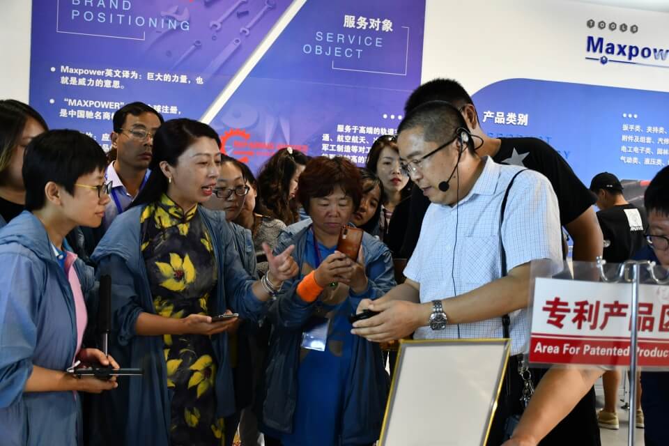 "全國百名主播、記者融媒體聯(lián)合采訪團(tuán)”走進(jìn)威力工具(圖4)