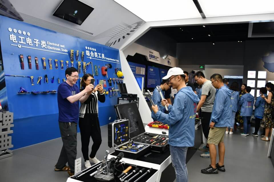 "全國百名主播、記者融媒體聯(lián)合采訪團(tuán)”走進(jìn)威力工具(圖8)