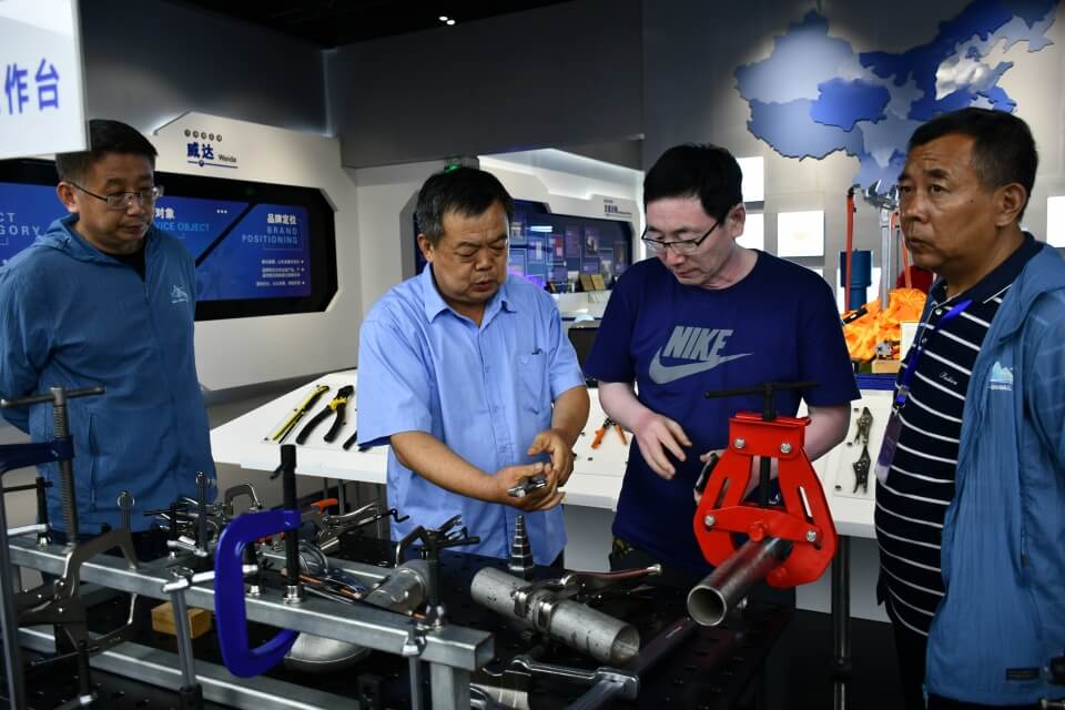 "全國百名主播、記者融媒體聯(lián)合采訪團(tuán)”走進(jìn)威力工具(圖5)