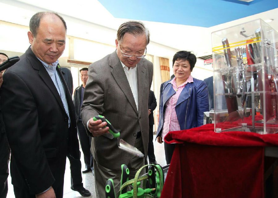 原國(guó)務(wù)委員、外交部部長(zhǎng)唐家璇視察威力工具集團(tuán)