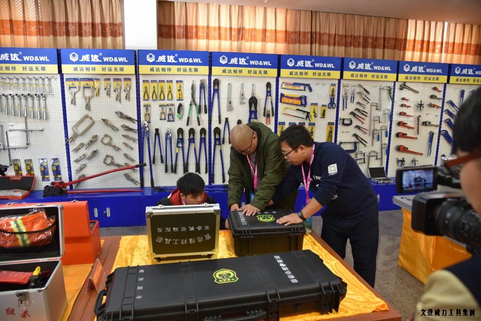 山東網(wǎng)記者采訪團_08.JPG “工匠精神 山東制造”全媒體采訪團蒞臨威力工具(圖5)