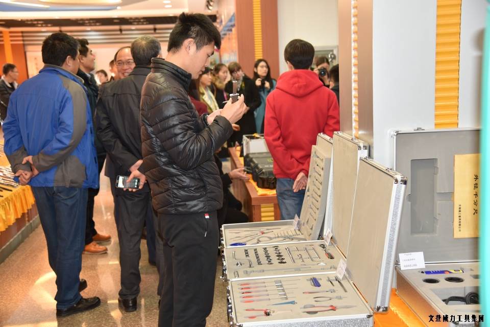 山東網(wǎng)記者采訪團_12.JPG “工匠精神 山東制造”全媒體采訪團蒞臨威力工具(圖9)
