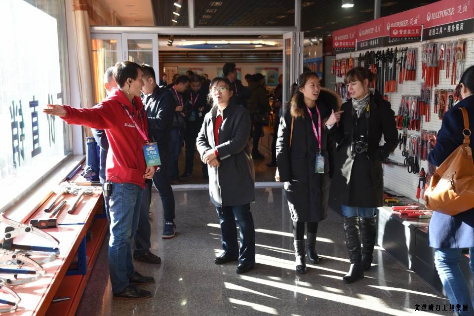 山東網(wǎng)記者采訪團_13.JPG “工匠精神 山東制造”全媒體采訪團蒞臨威力工具(圖10)